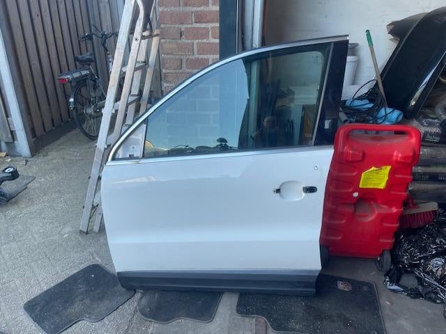 PORTIER LINKS VOOR LB9A Volkswagen Tiguan (5N1 / 2), Auto-onderdelen, Gebruikt, Voor, De Bloemendaal 21 21
5221 EB  'S HERTOGENBOSCH, NL