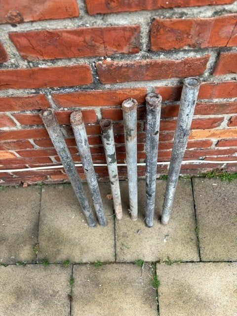 6 metalen buizen, Ophalen