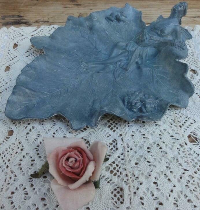 Art Nouveau vide poche, lelie blad, vrouw, mandoline, kikker, Antiek en Kunst, Ophalen of Verzenden