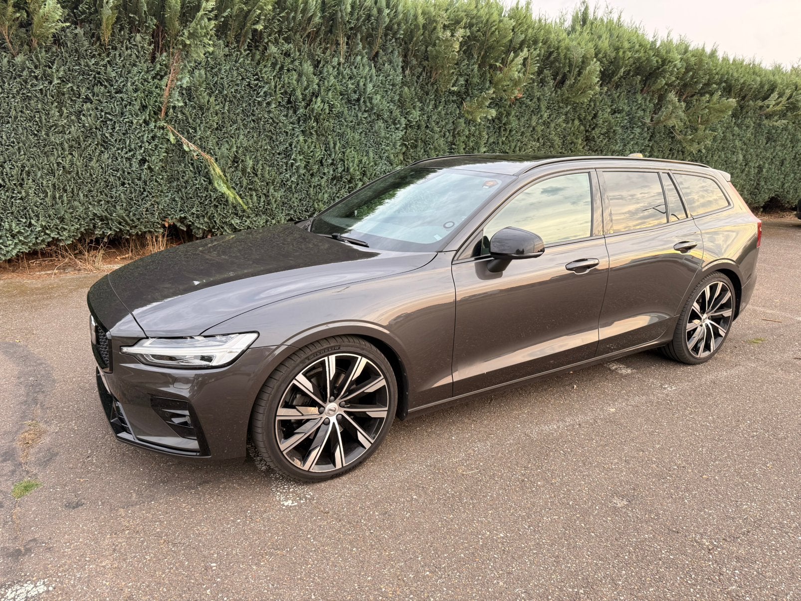 Volvo V60 Plus B4 Dark Mild Hybrid Diesel, Autos, Volvo, Euro 6, Entretenue par le concessionnaire, Noir, 5 portes