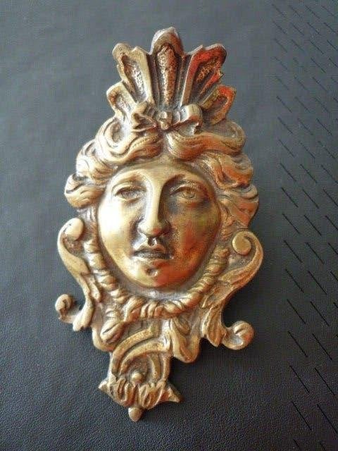 Mascaron représentant Louis XIV, le Roi Soleil, Enlèvement ou Envoi, Bronze