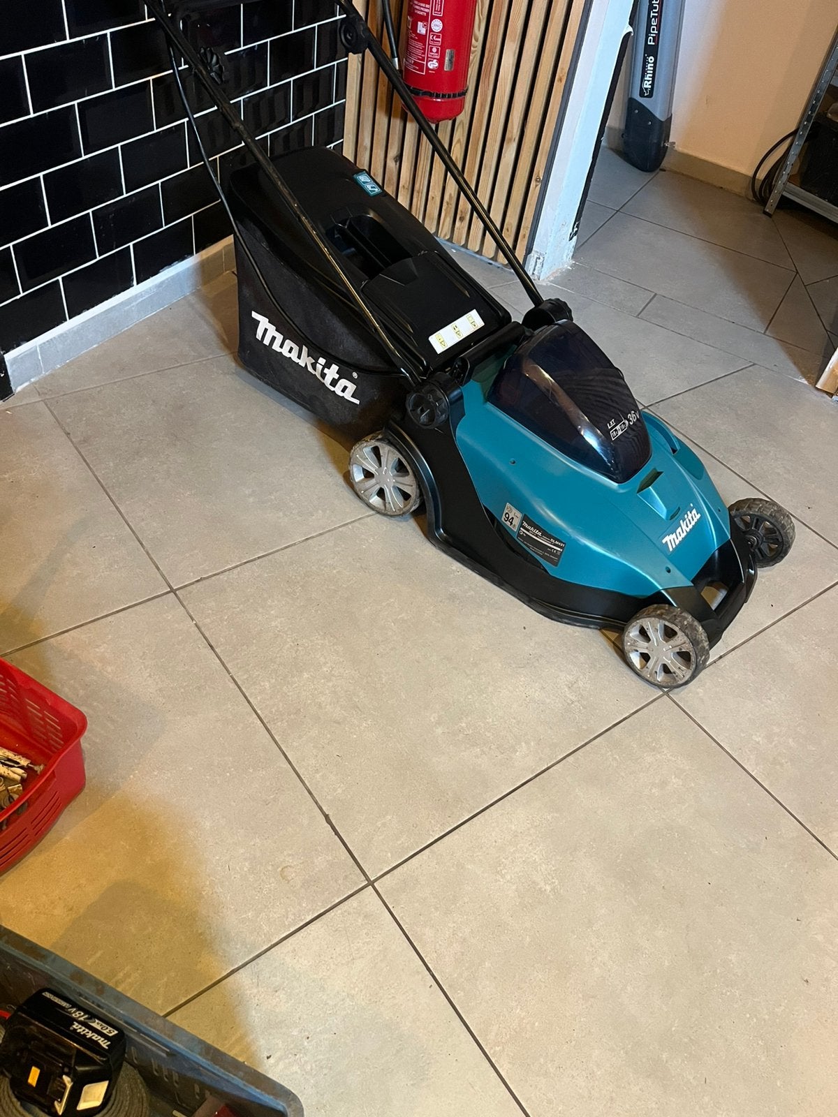 Makita grasmaaier op werkt op baterijen, Ophalen, Zo goed als nieuw