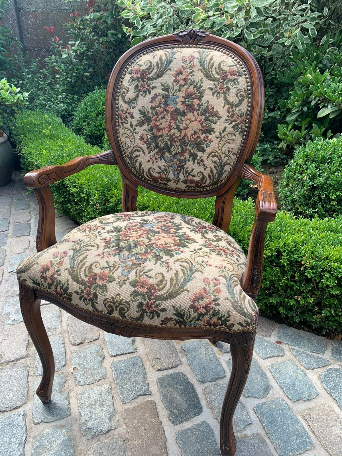 Chaise en cerisier, Enlèvement