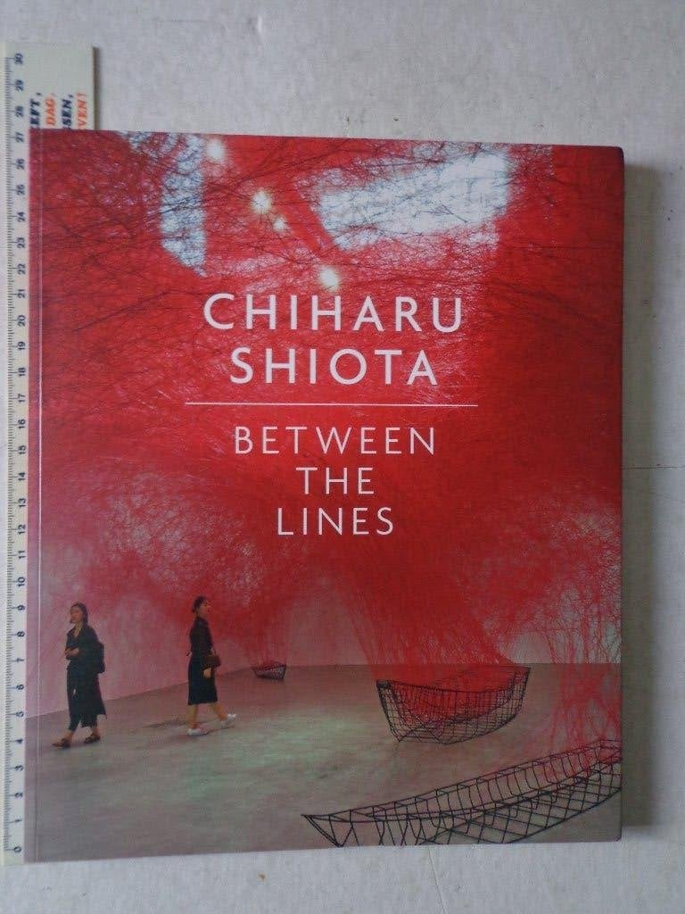 catalogus Chiharu Shiota "Between the Lines" uit 2017, Boeken, Gelezen, Hans November, Ophalen of Verzenden, Overige onderwerpen
