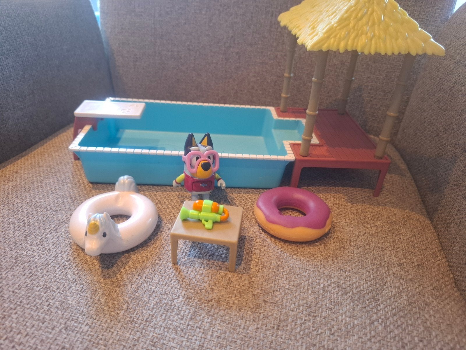 bluey speelset zwembad, Enfants & Bébés, Jouets | Figurines, Enlèvement ou Envoi, Comme neuf