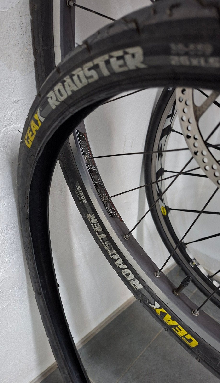 2x2 GEAX : TATTOO light 26" 2.3 + ROADSTER 26" 1.5, Fietsen en Brommers, Ophalen