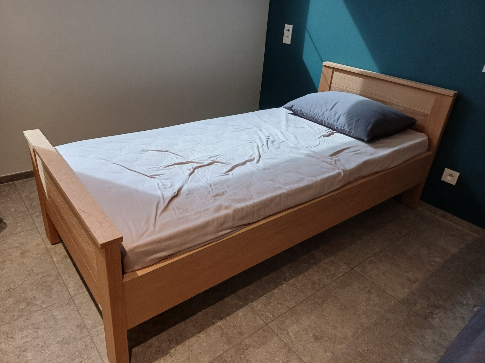 mooi 1persoonsbed.( 2 dezelfde in de aanbieding), Maison & Meubles, Enlèvement, Comme neuf, Une personne, Brun