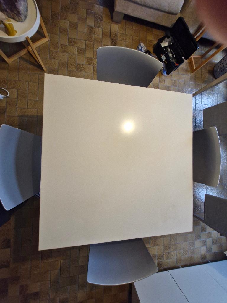 Table less laquée blanc et les 4 chaises alfa laquées gris, Ophalen, Gebruikt, Overige materialen