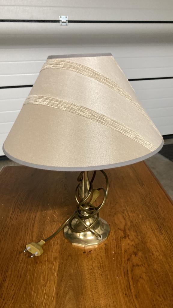 Beige lampje met koperen voet., Ophalen, Gebruikt, Klassiek, Minder dan 50 cm