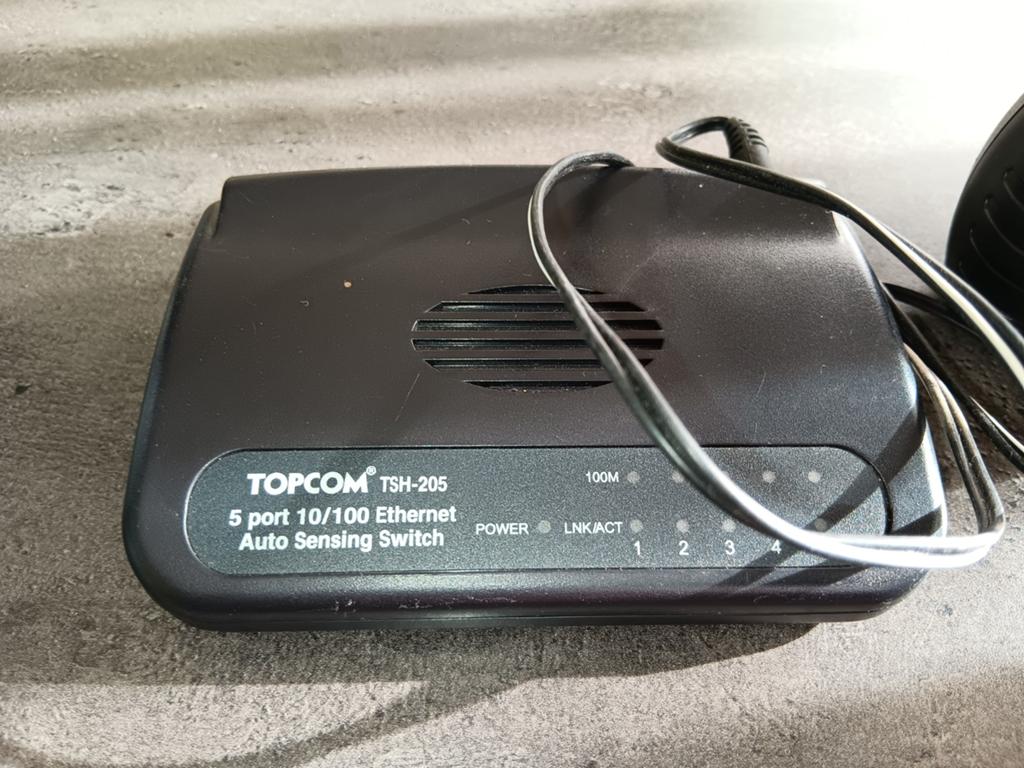 Topcom ethernet switch met 5 poorten, Computers en Software, Routers en Modems, Ophalen of Verzenden, Zo goed als nieuw, Topcom