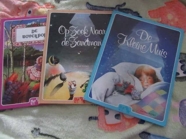 3 kinderboeken : Kleine muis - Toverpop - Opzoek nr zandman, Boeken, Kinderboeken | Baby's en Peuters, Ophalen of Verzenden, Gelezen