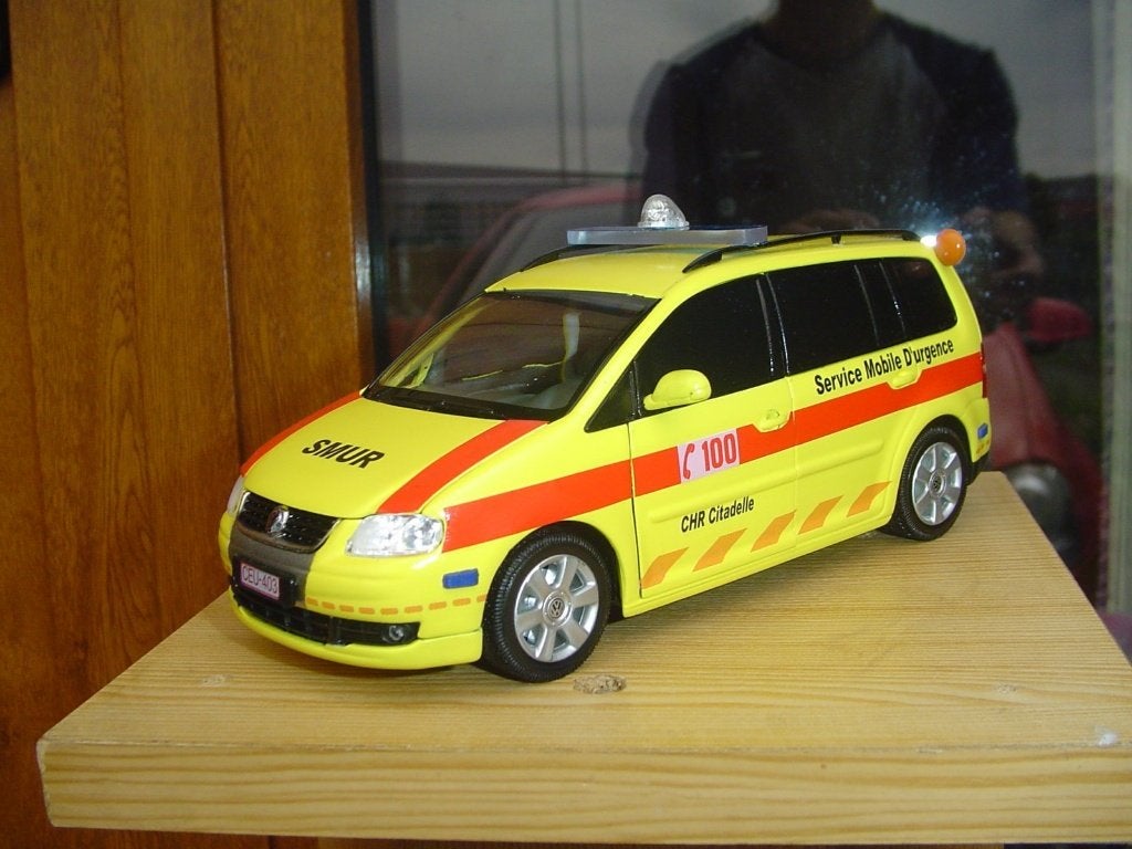 Vw touran 1/24 ambulance smur Citadelle Liège België, Ophalen of Verzenden, Zo goed als nieuw, Auto, Welly
