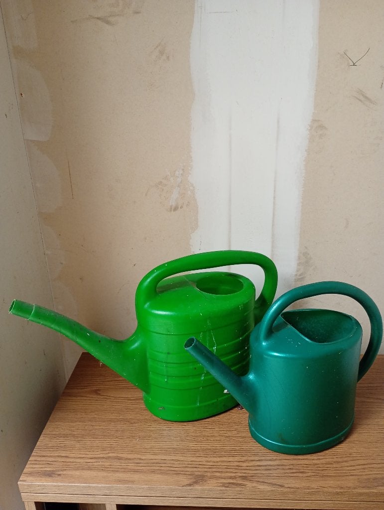 Set van 2 kunststof gieters 10 en 6 liter, Ophalen, Gebruikt, Kunststof