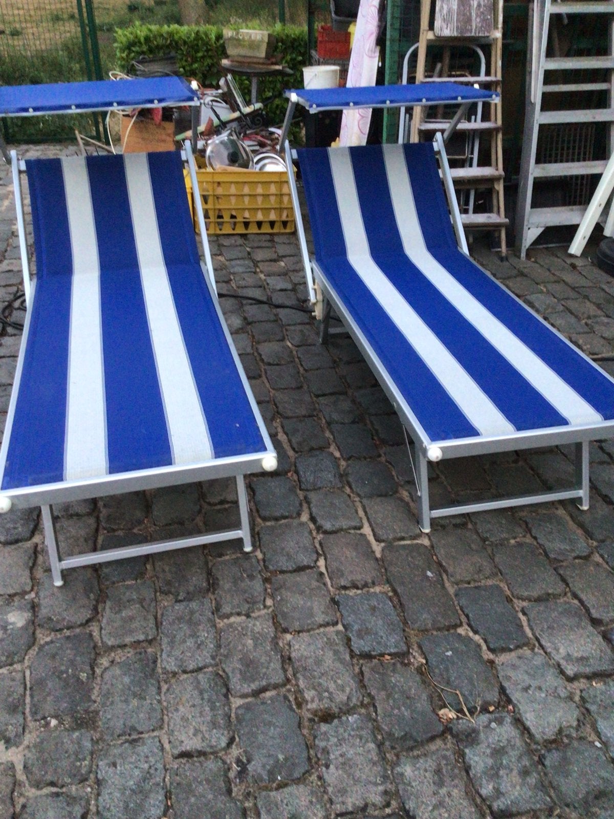 Twee Italiaanse ligzetels Bizeta blauw/wit, Ophalen