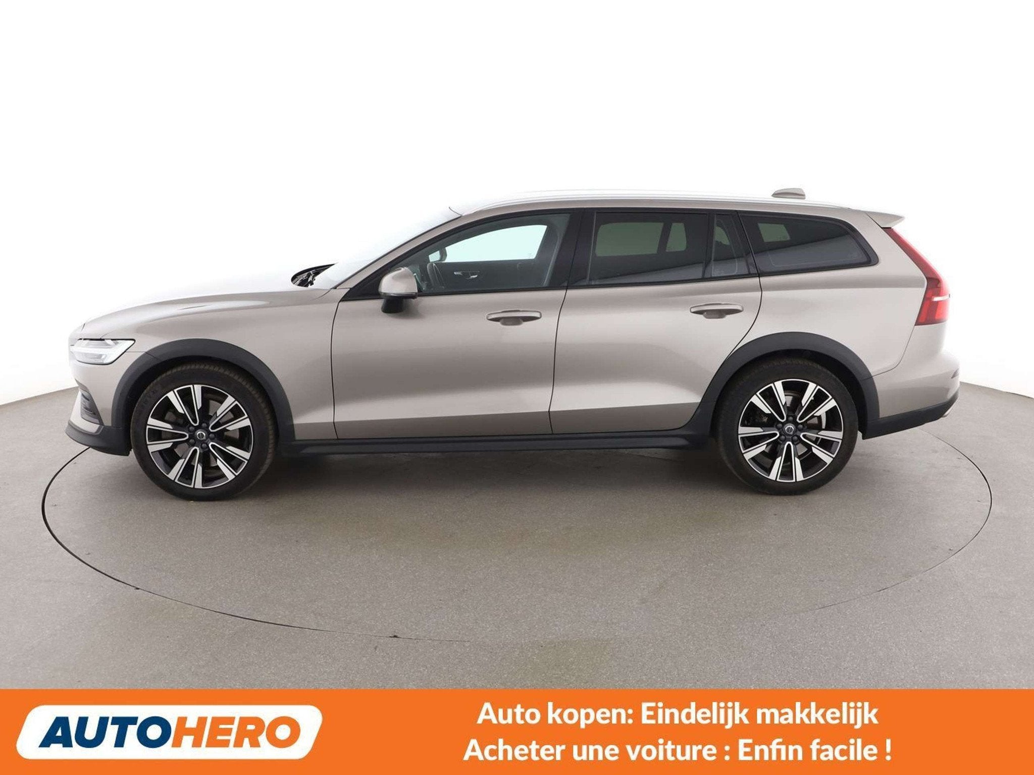 Volvo V60 Cross Country 2.0 D3 Momentum (automatique), Cuir, Argent ou Gris, Noir, 5 portes
