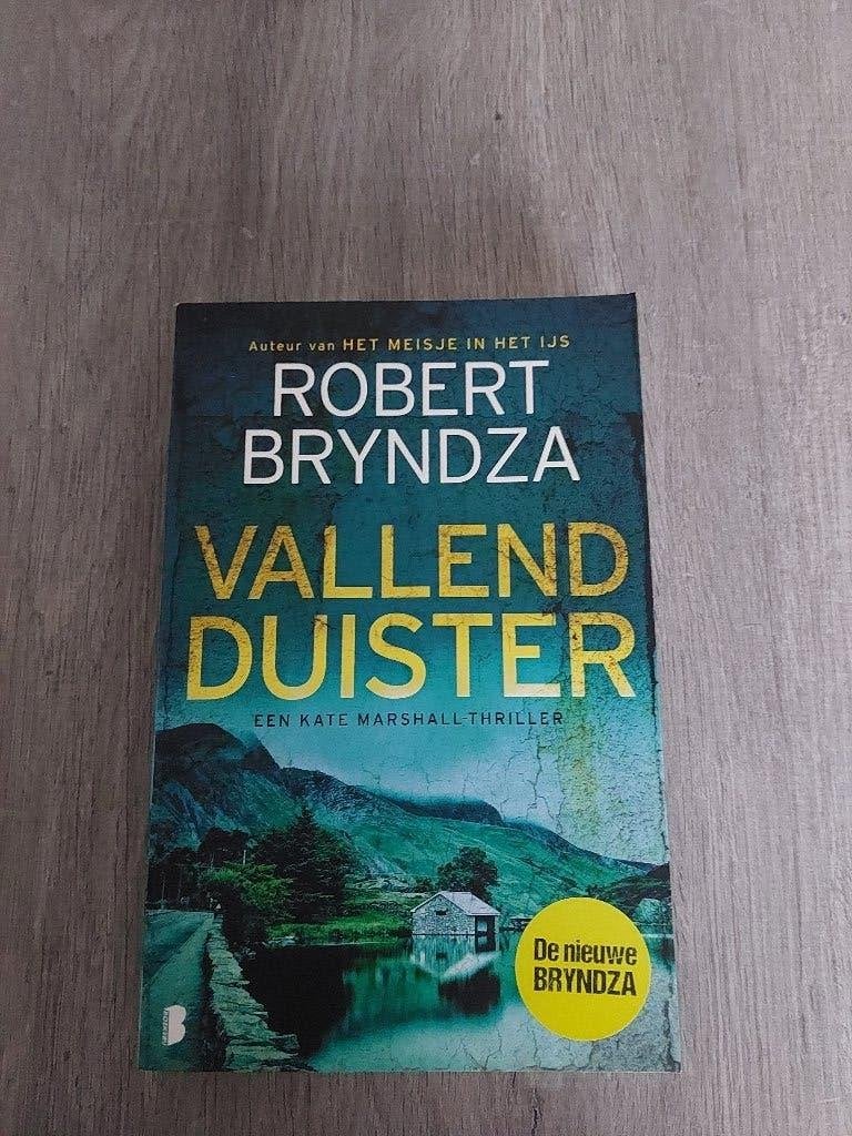 Vallend Duister- Robert Brundza, Boeken, Ophalen, België, Robert Bryndza, Zo goed als nieuw