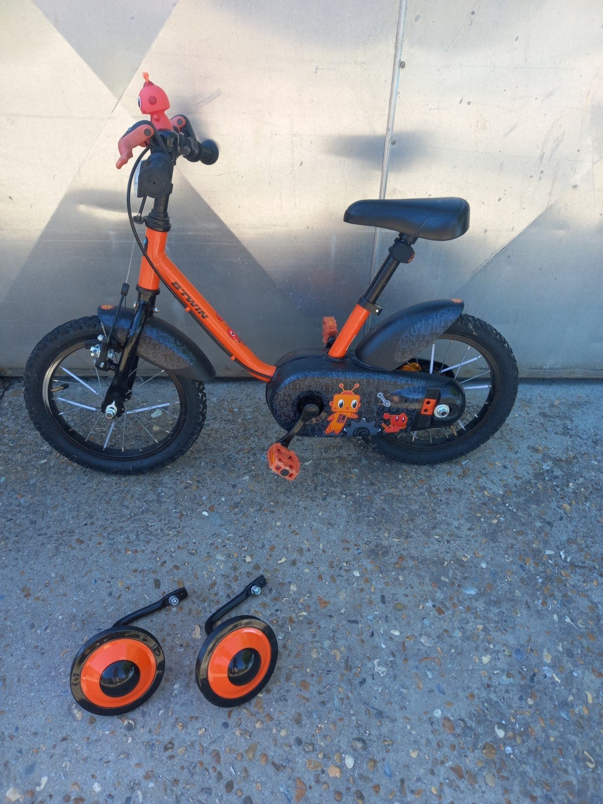 Kinderfiets b-twin 14 inch met steunwieltjes, Ophalen, Zijwieltjes, Gebruikt, Velgrem