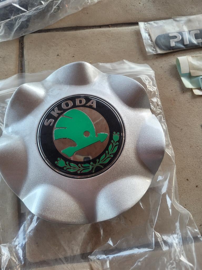 Centre de roue / Cache-moyeu Skoda FELICIA NEUF, Autos : Pièces & Accessoires, Neuf, 4 Saisons, Véhicule de tourisme, Autre