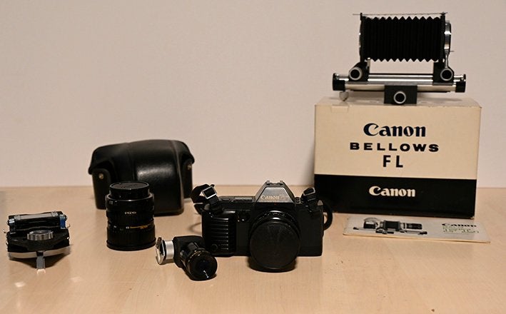Canon T70 avec 2 objectifs et plusieurs accessoires., Enlèvement ou Envoi, Utilisé, Reflex miroir, Canon