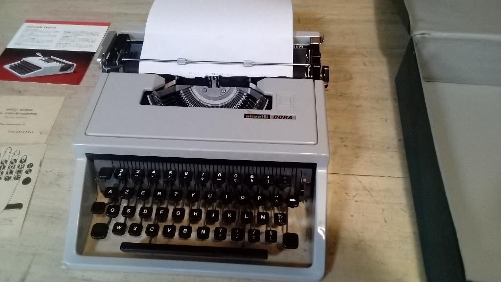 Machine à écrire vintage OLIVETTI DORA, Divers, Enlèvement, Utilisé