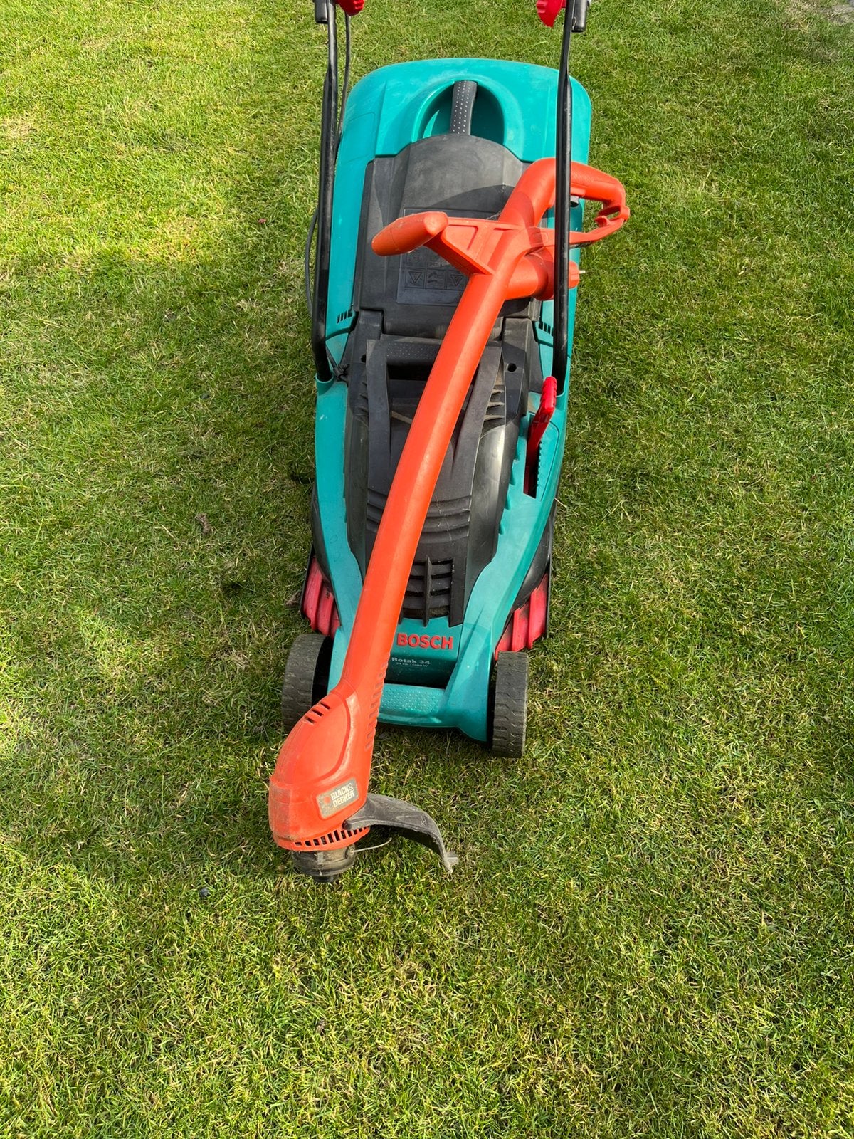 Grasmaaier Bosch Rotak 34 + trimmer, Tuin en Terras, Grasmaaiers, Ophalen, Gebruikt, 30 t/m 39 cm, Elektrische grasmaaier