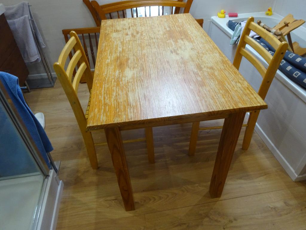 Table + 2 chaises, Maison & Meubles, Tables | Tables à manger, Enlèvement, Pin