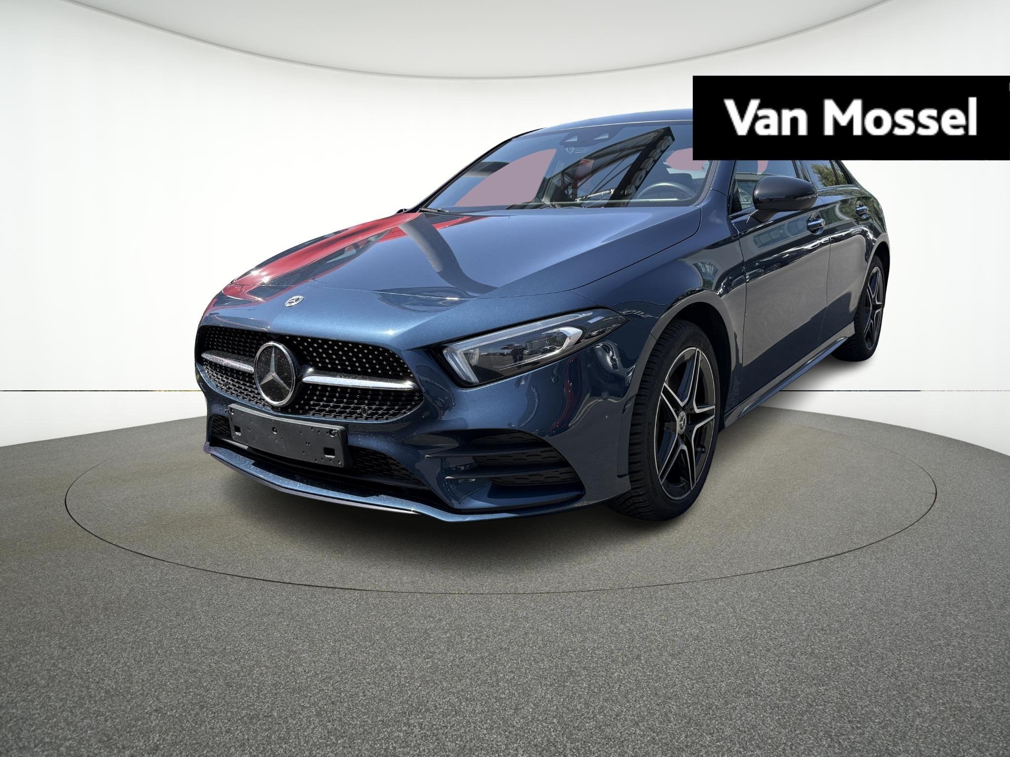 Mercedes-Benz A 250 e AMG Line Berline + PREMIUM PLUS PACK +, Auto's, Mercedes-Benz, Stof, 4 cilinders, 16 kWh, Blauw