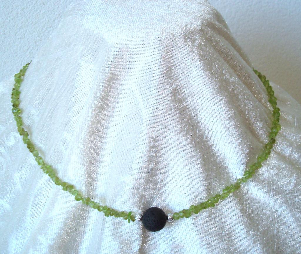 Ketting van peridot en lava, Handtassen en Accessoires, Kettingen, Nieuw, Steen of Mineraal, Groen, Met edelsteen, Verstelbaar