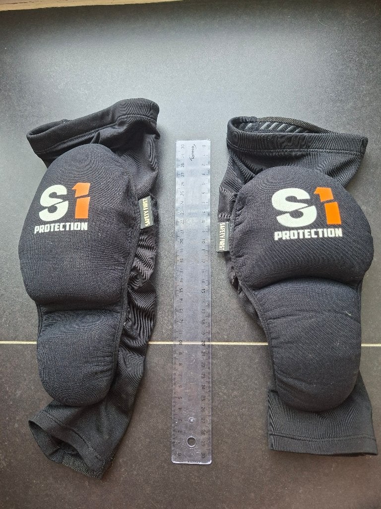 S1 PROTECTION, BMX kniebescherming, tot 11 jaar, Fietsen en Brommers, Fietsen | Crossfietsen en BMX, Ophalen, Zo goed als nieuw