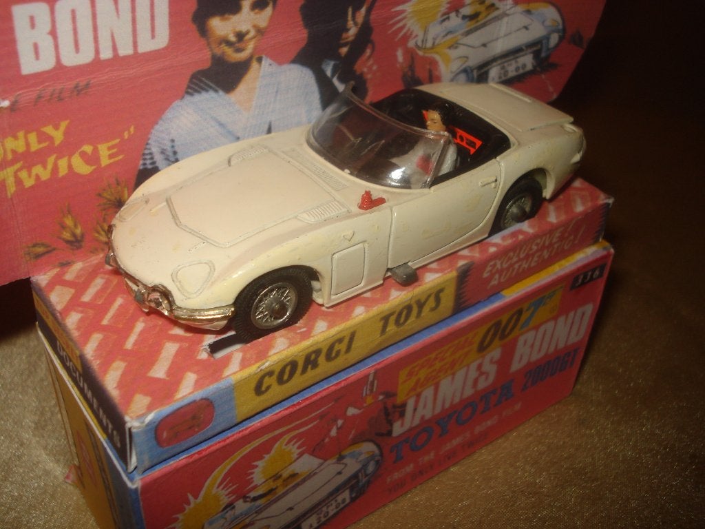 CORGI TOYS Toyota 2000 GT James Bond 1967 + Boîte et Display, Enlèvement ou Envoi, Utilisé, Voiture, Corgi