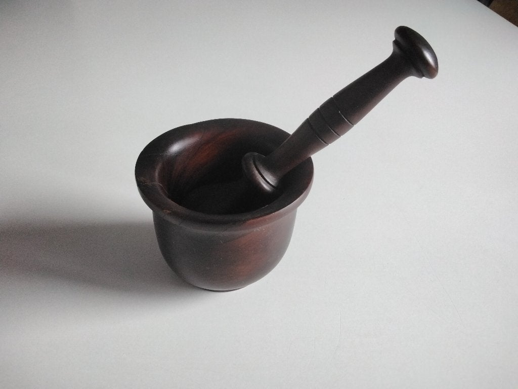 Oude kleine stamper en vijzel in exotisch massief hout, Ophalen of Verzenden