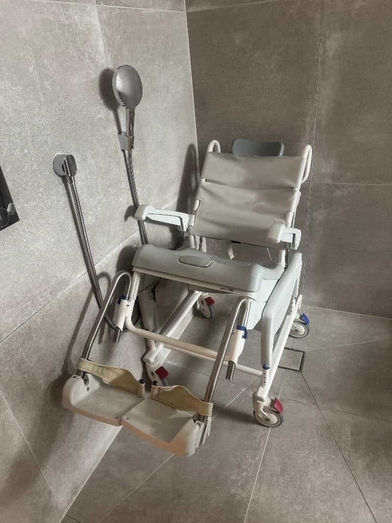 douche rolstoel, Diversen, Verpleegmiddelen, Ophalen, Zo goed als nieuw