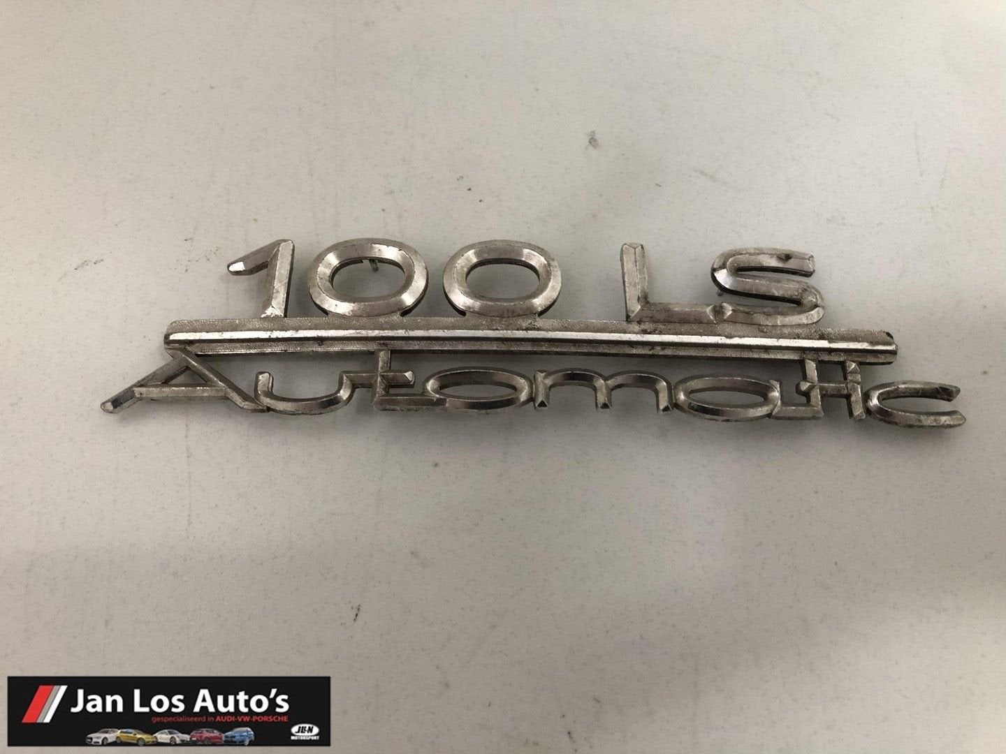 Embleem Audi 100 C1 ('73-'77) 803853745, Autos : Pièces & Accessoires, Carrosserie & Tôlerie, Audi, Utilisé, Enlèvement ou Envoi
