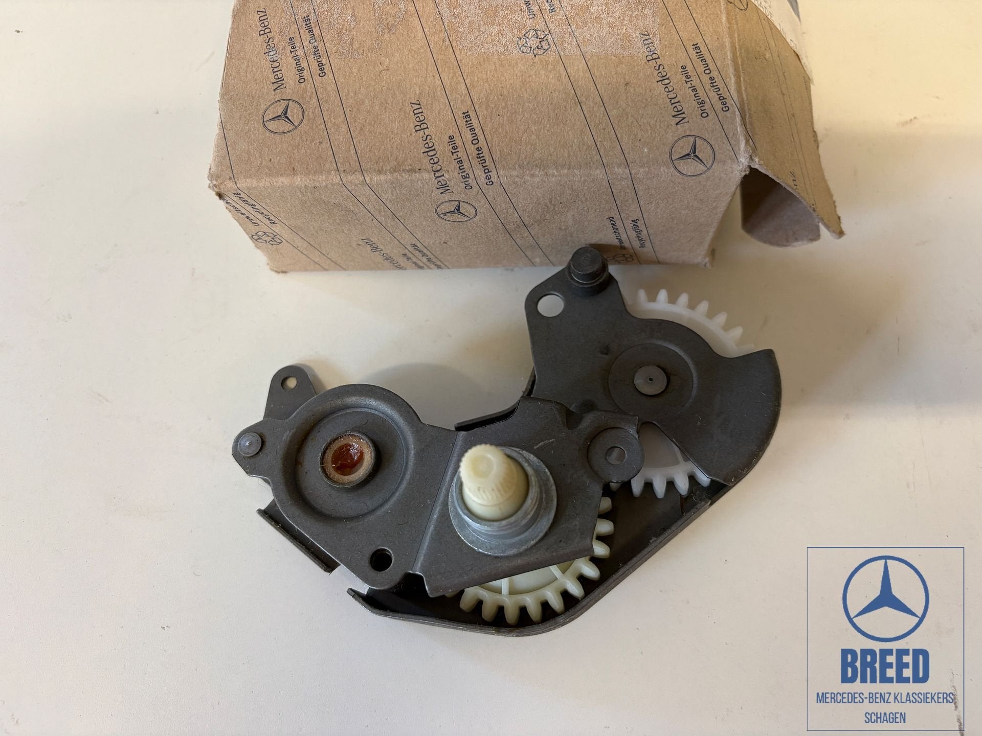 NOS transmissie stoelverstelling rechts Mercedes-Benz W124, -, Nieuw, Ophalen of Verzenden, -
