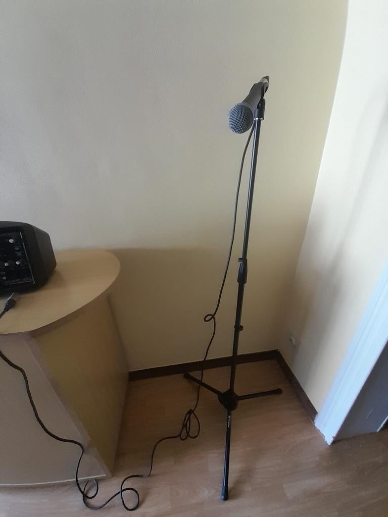 Microfoon in statief met bijhorende box, Muziek en Instrumenten, Ophalen, Zo goed als nieuw, Zangmicrofoon