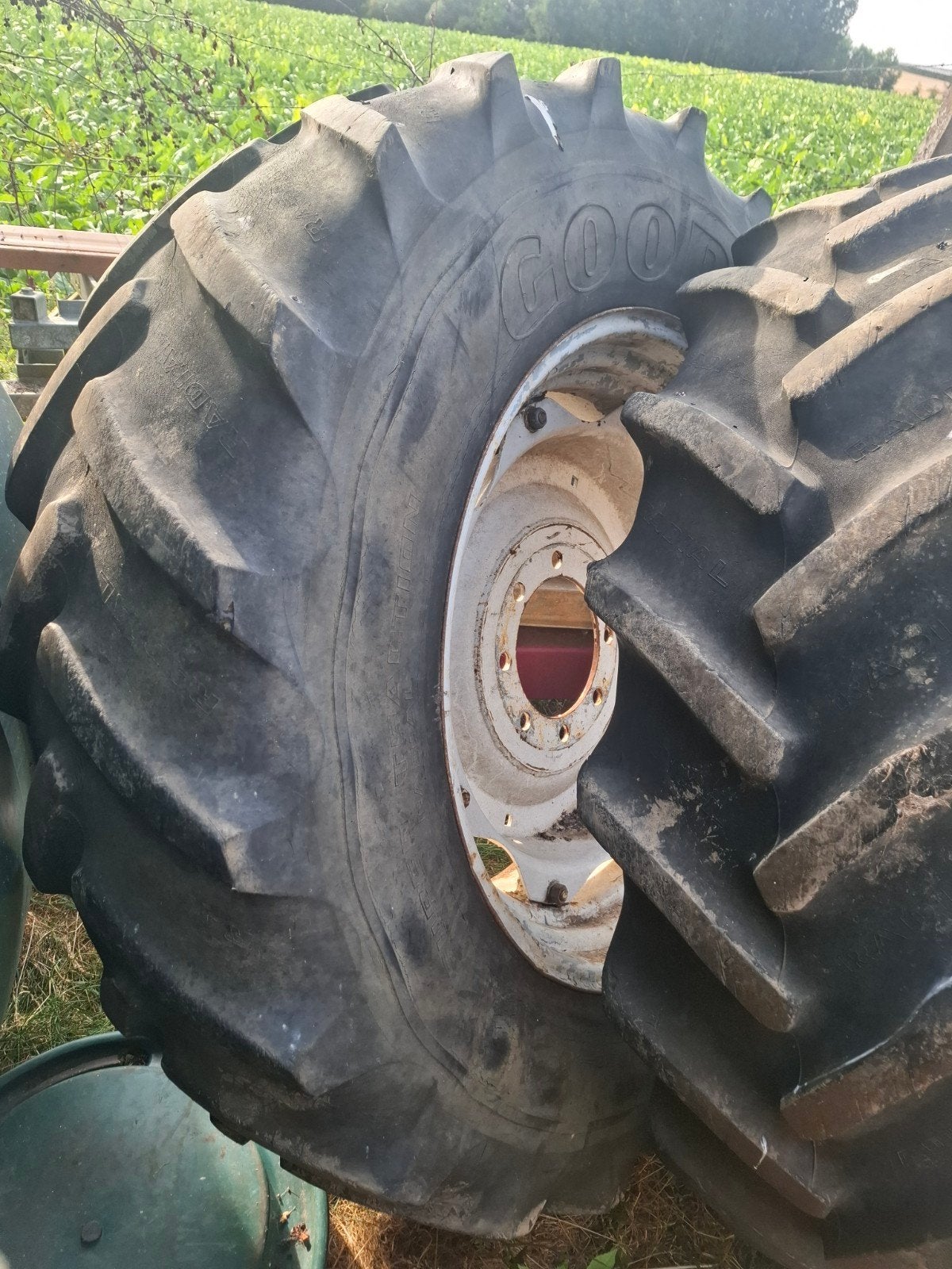 Setje 16.9r34 Goodyear op velg, Articles professionnels, Agriculture | Pièces | Pneus, Jantes & Essieux, Enlèvement