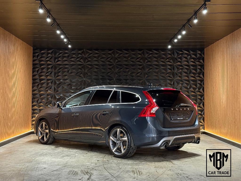 ✅ Volvo V60 2.0 T3 R-Design GARANTIE Leer Navi Cruise C. PDC, Auto's, Volvo, Voorwielaandrijving, 4 cilinders, 1969 cc, Bluetooth