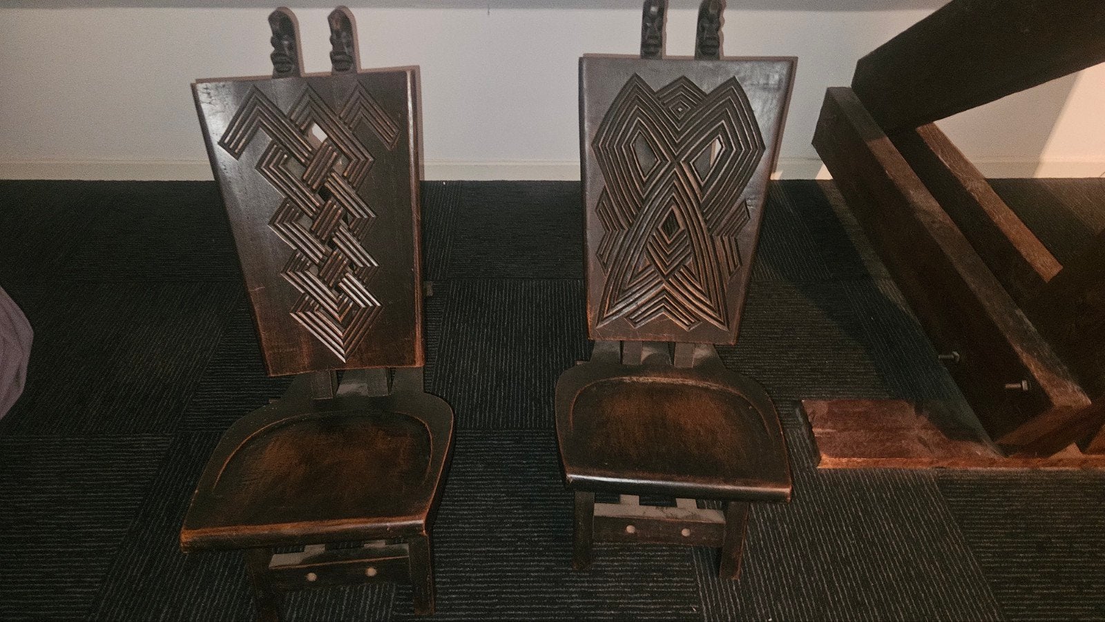 Paar Afrikaanse palaverstoelen van massief hout., Antiek en Kunst, Ophalen