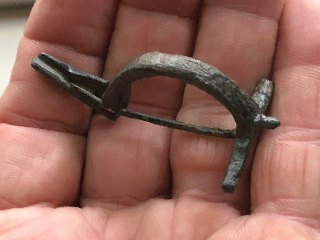 ROMEINSE BOOG knop FIBULA mantelspeld Bodemvondst APART, Ophalen of Verzenden, Brons