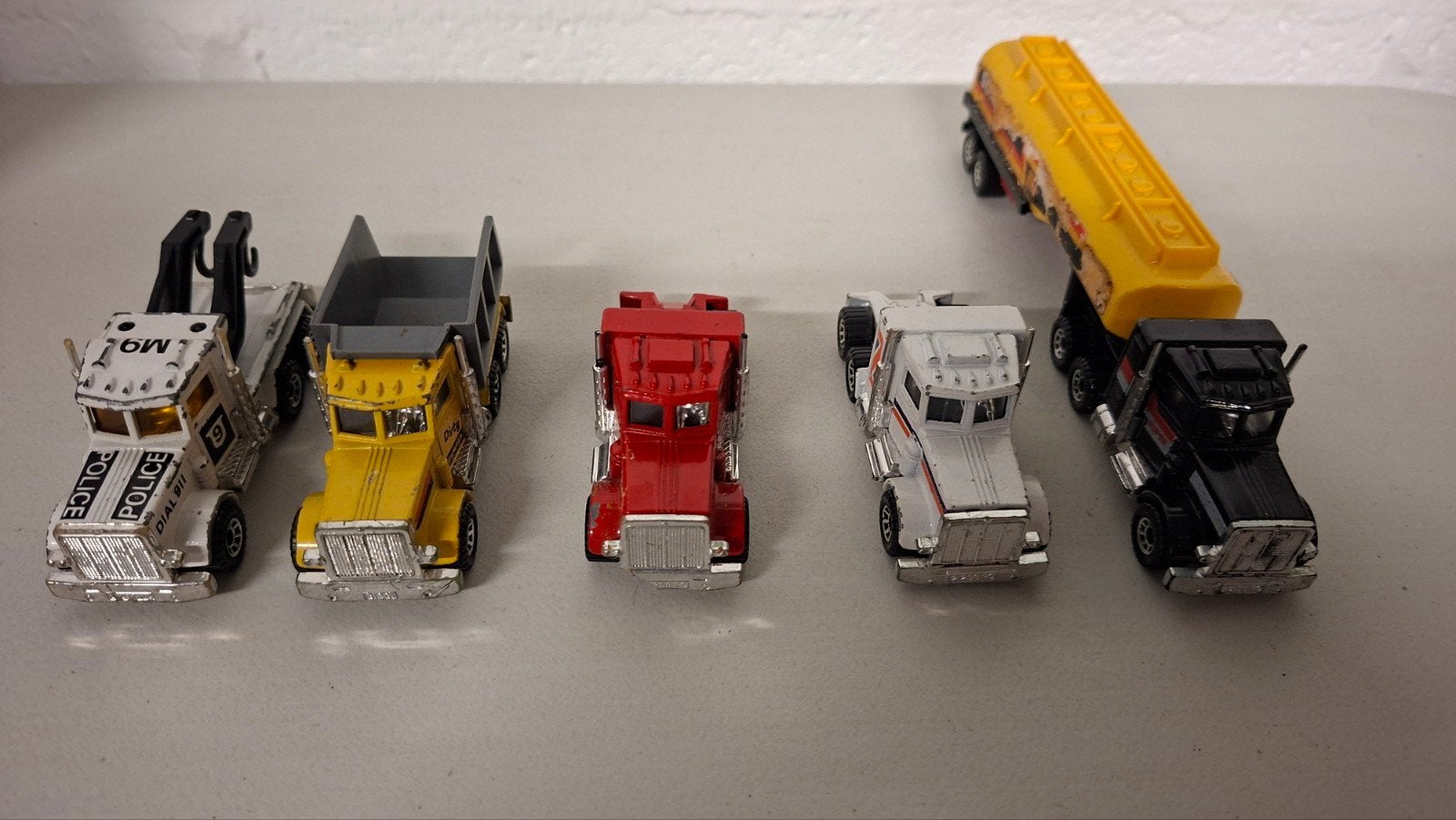 Lot van 5 Vintage Matchbox Vrachtwagens (1981) – Peterbilt, Ophalen of Verzenden, Gebruikt, Bus of Vrachtwagen, Matchbox