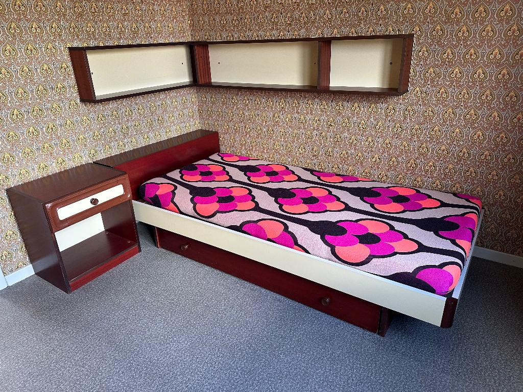 jeugdslaapkamer, kast voor een berging, stoel, Ophalen, Gebruikt, Met deur(en), Klassiek
