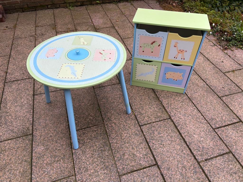 GRATIS - Kindertafel en kastje, Ophalen