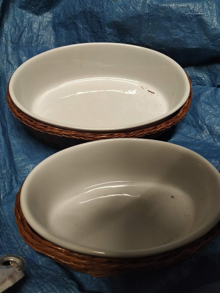 2 witte keramieken ovenschoteltjes met rieten mandjes elk, Ophalen of Verzenden