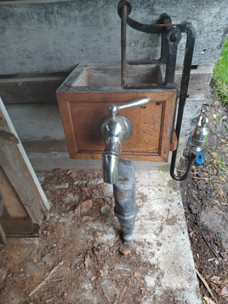 Oude  waterpomp  met  loden bak  en  loden  afvoer, Enlèvement, Utilisé, Autres matériaux, Autres types