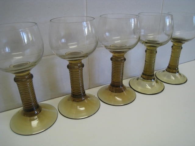 5 Mosel wijnglazen, op gele bredere voet, retro, prachtig !!, Enlèvement