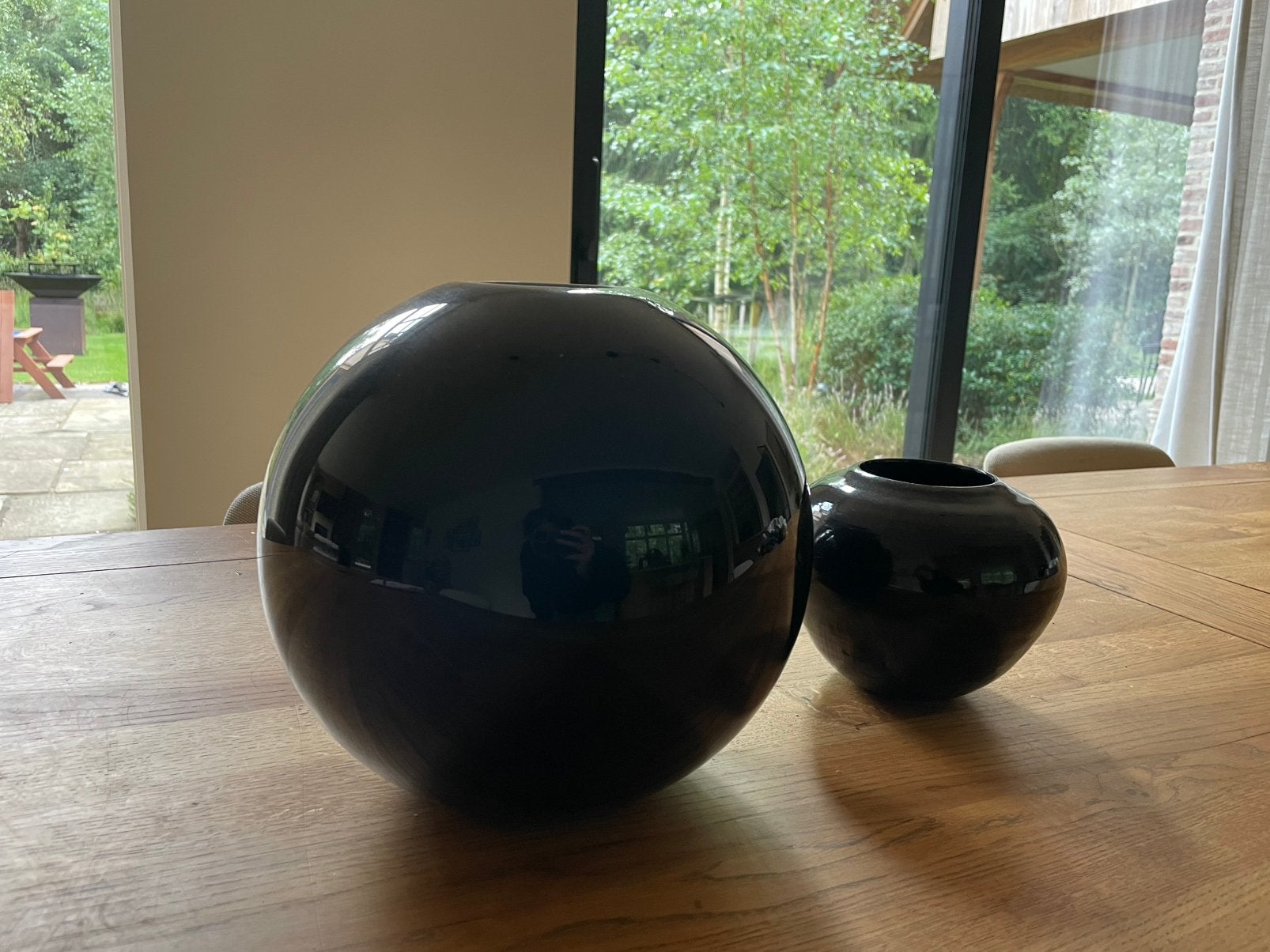 2 zwarte bolvormige vazen in goede staat., Maison & Meubles, Accessoires pour la Maison | Vases, Enlèvement, Comme neuf, Noir