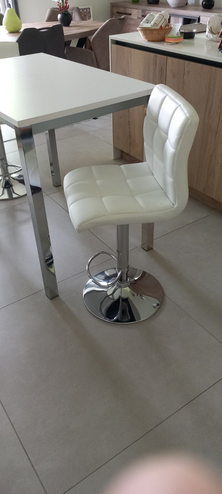 4 in hoogte verstelbare stoelen met verhoogde tafel, Huis en Inrichting, Ophalen