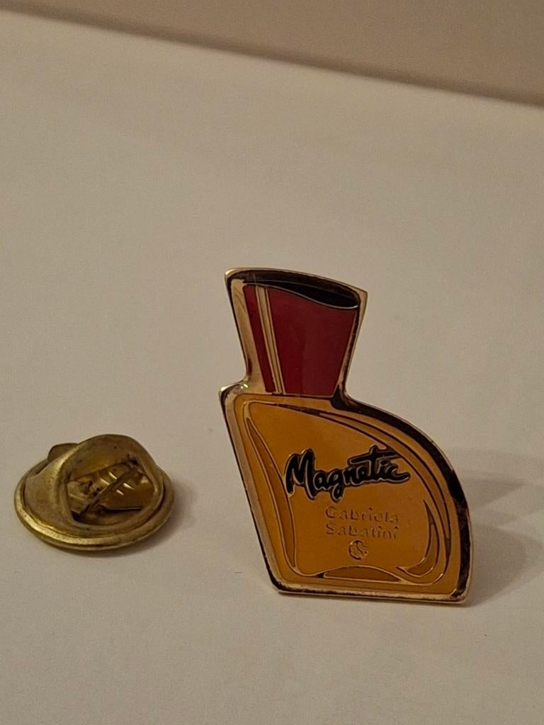épinglette (pin's) représentant le flacon du parfum Magnetic, Enlèvement ou Envoi