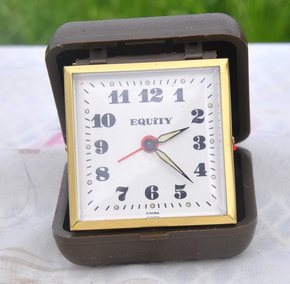 reveil de voyage carré aquity boitier brun, Enlèvement ou Envoi, Utilisé, Réveil ou Horloge