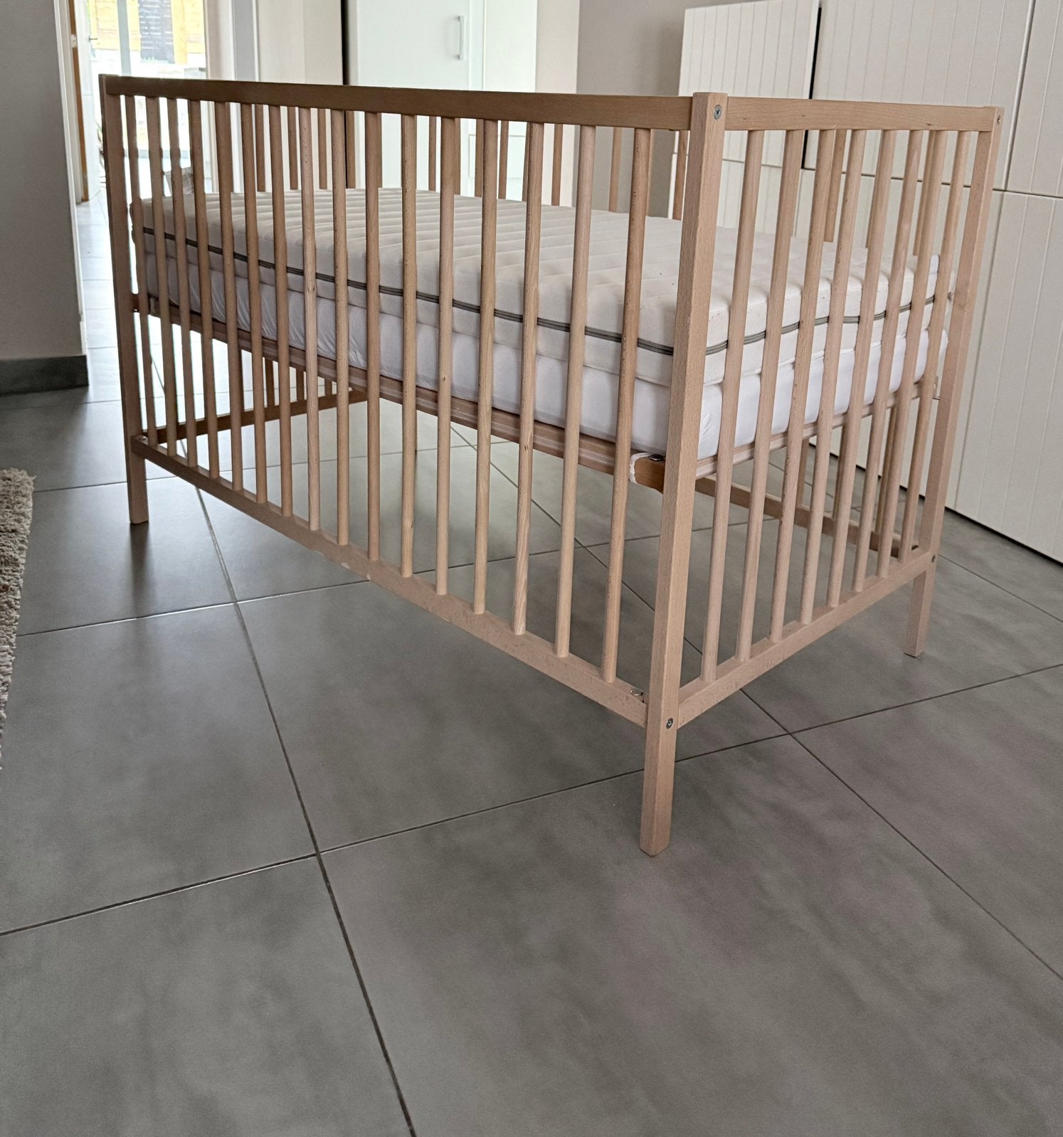 Mooie houten baby ledikant inclusief matras, Ophalen, Zo goed als nieuw, Ledikant